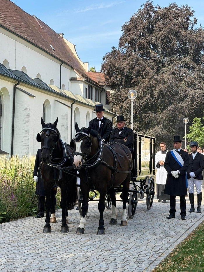 Pferdekutsche mit Sarg des Verstorbenen